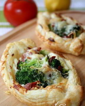 Хрустящие мини-пиццы с беконом и брокколи