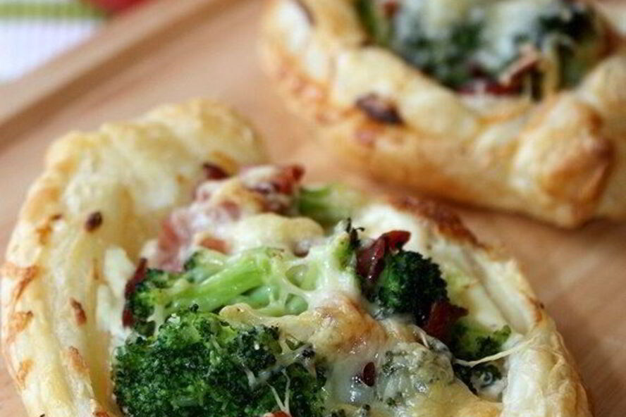 Рецепт хрустящих мини-пицц с беконом и брокколи