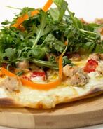 Пицца с индейкой и белыми грибами со свежим салатом