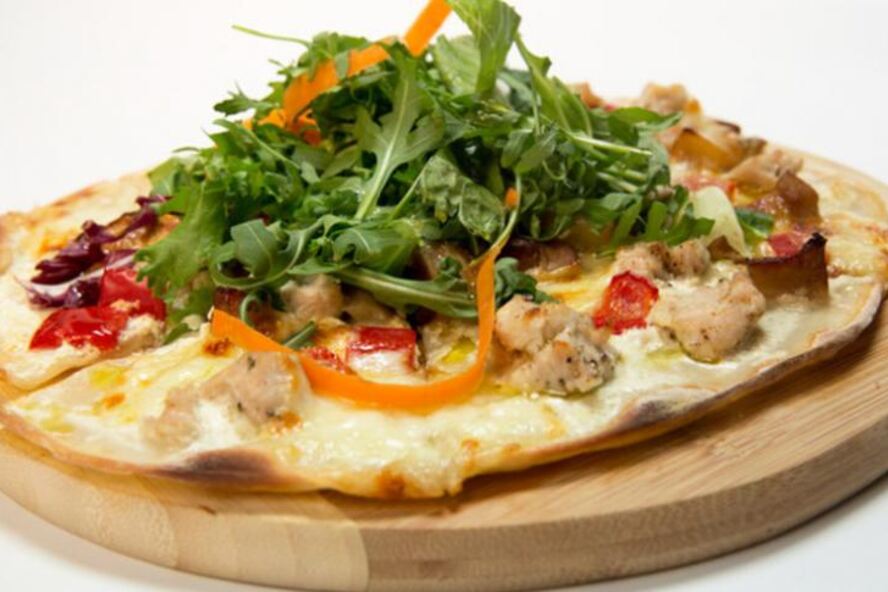 Рецепт пиццы с индейкой и белыми грибами со свежим салатом