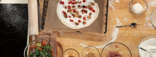 пицца с индейкой и белыми грибами со свежим салатом. Шаг 4