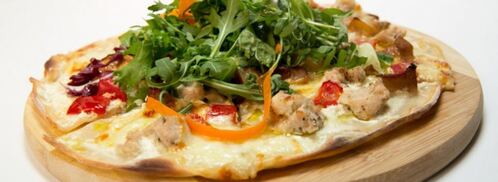 пицца с индейкой и белыми грибами со свежим салатом. Шаг 5