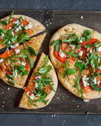 Пицца с козьим сыром и руколой