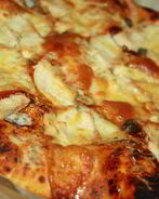 Пицца с курицей и каперсами