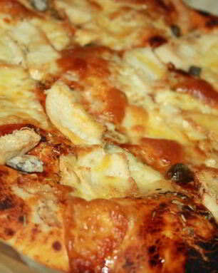 Пицца с курицей и каперсами