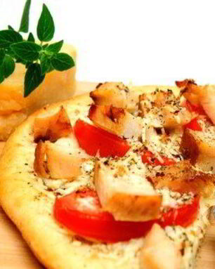 Пицца с овощами и копченым салом