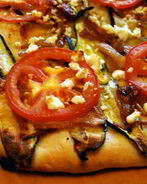 Пицца с помидорами и баклажанами