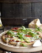 Пицца с руколой и сыром Джюгас