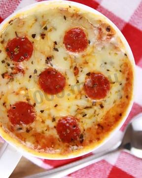 Пицца в кружке в микроволновке