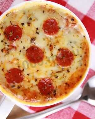 Пицца в кружке в микроволновке