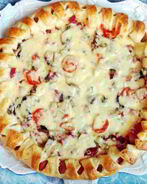 Праздничная пицца с солеными огурцами и колбасой