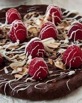 Шоколадная пицца с миндалем и малиной