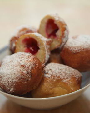 Пончики с вишней