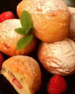 Творожные пончики с клубникой