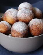 Творожные пончики в сахарной пудре