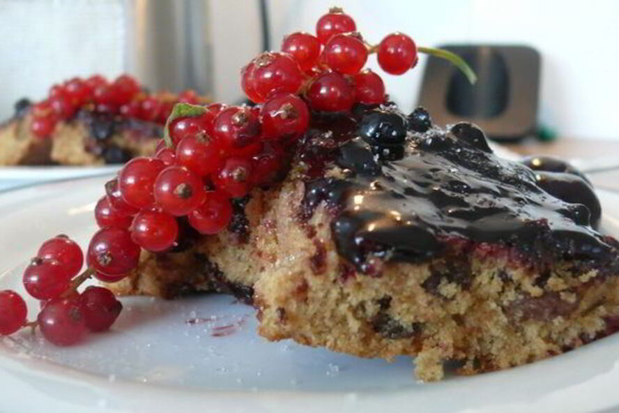 Рецепт черно-смородиновой коврижка под шоколадом