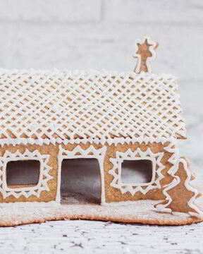Домик пряничный с сахарными узорами