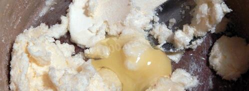 шарлотка на кефире в мультиварке. Шаг 2