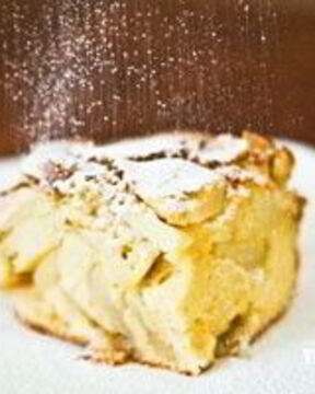 Шарлотка на простокваше с яблоками