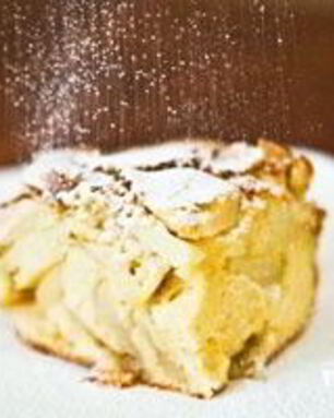 Шарлотка на простокваше с яблоками