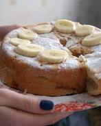 Шарлотка с бананами и вишней