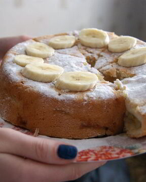 Шарлотка с бананами и вишней