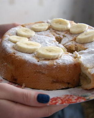 Шарлотка с бананами и вишней