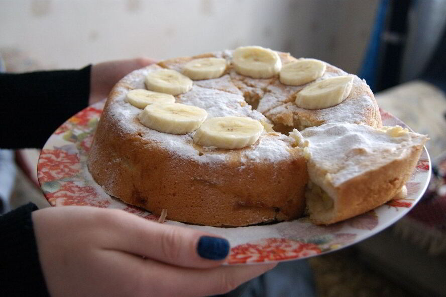 Рецепт шарлотки с бананами и вишней