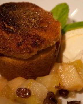 Шарлотка с грушами