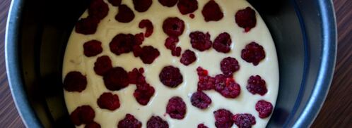 шарлотка с малиной из мультиварки. Шаг 3