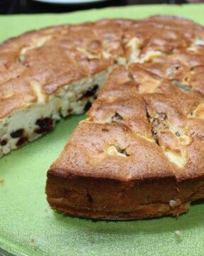 Шарлотка с яблоками и черносливом