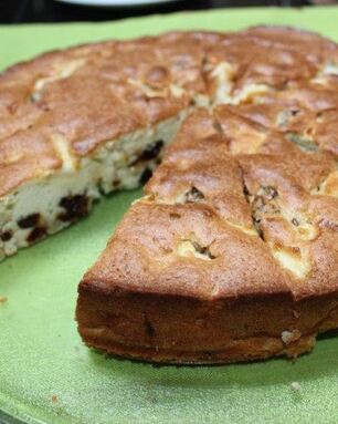 Шарлотка с яблоками и черносливом