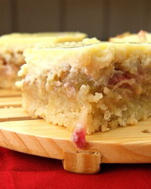 Шарлотка с яблоками и творогом