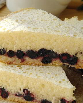 Шарлотка с ягодами