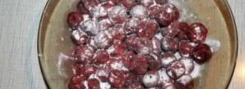 шарлотка с замороженной вишней. Шаг 5
