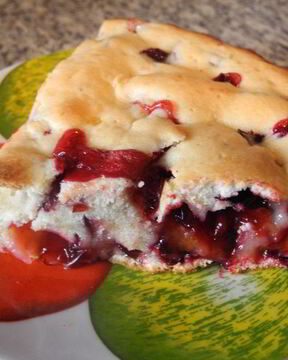 Шарлотка со сливами