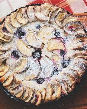 Сливочная шарлотка с кислинкой