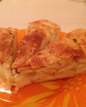 Воздушная шарлотка с корицей и яблоками