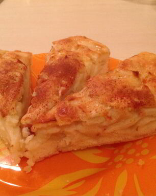Воздушная шарлотка с корицей и яблоками