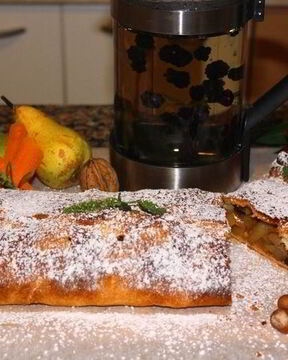 Штрудель с дикими грушами, морковью и корицей