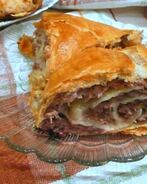 Штрудель с мясом из слоеного теста