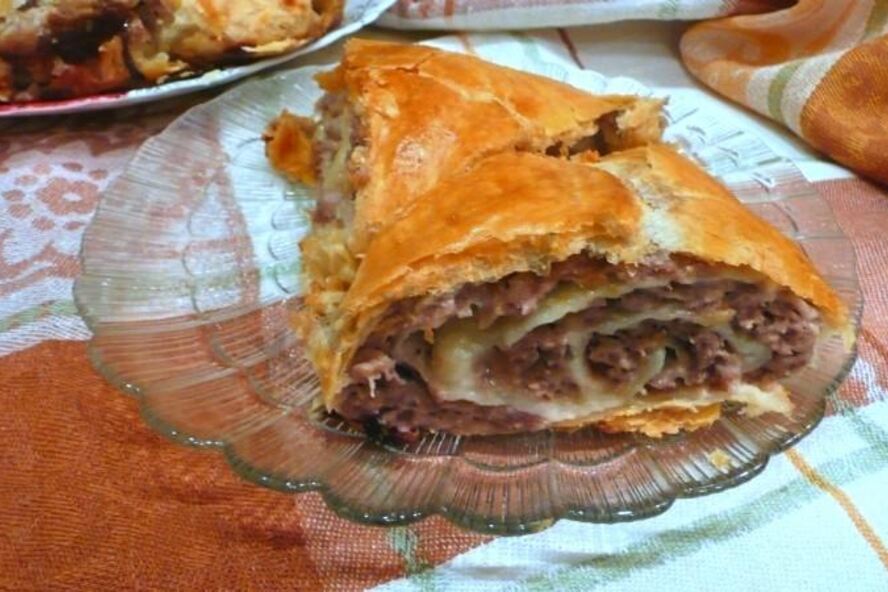 Рецепт штруделя с мясом из слоеного теста