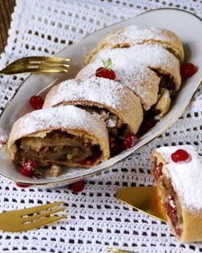 Штрудель с сухофруктами