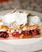 Штрудель с творогом и вишней