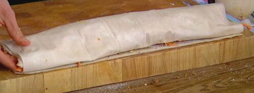 штрудель с тыквой, изюмом и вяленой вишней. Шаг 11