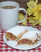 Штрудель с яблоками из слоеного теста