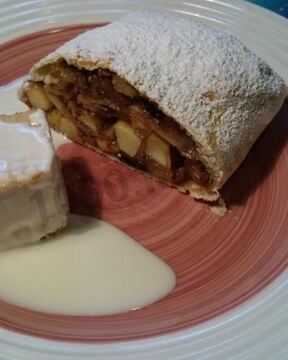 Штрудель яблочный классический из слоеного теста