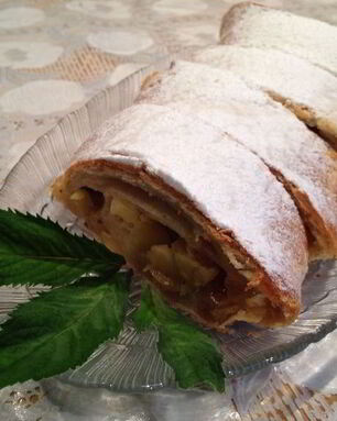 Слоеный штрудель с яблоками