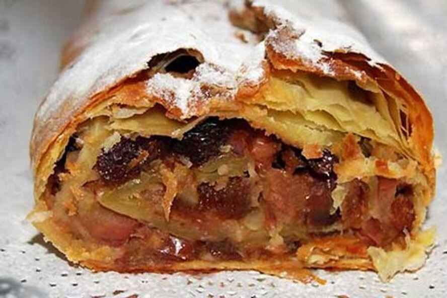 Рецепт яблочного штруделя с клюквой и сухофруктами