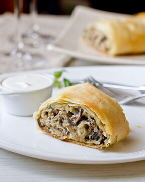 Закусочный штрудель с грибами и сыром